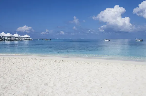 Playa tropical en las Maldivas — Foto de Stock