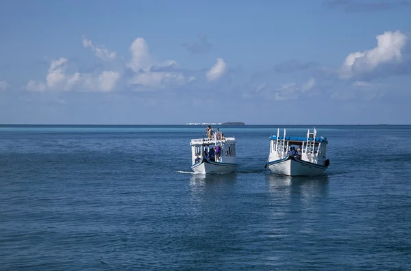 Лодка с туристами — стоковое фото