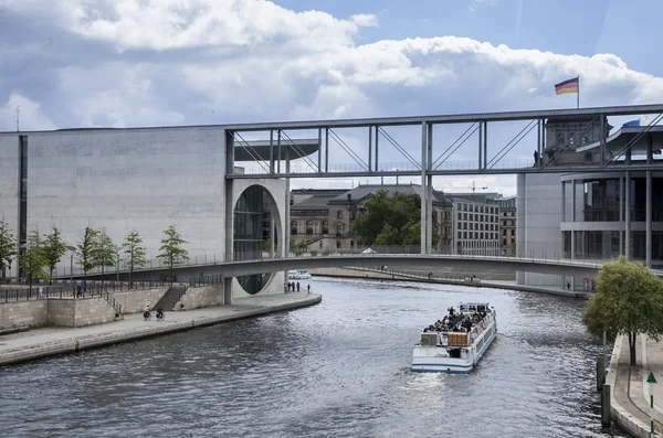 Edificios modernos en el río — Foto de Stock