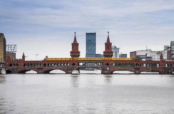 Berlin merkezinde köprü — Stok fotoğraf