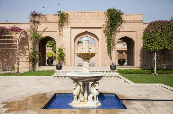 Fontaine dans un jardin — Photo