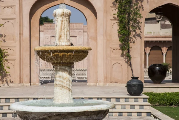 Fontaine dans un jardin — Photo