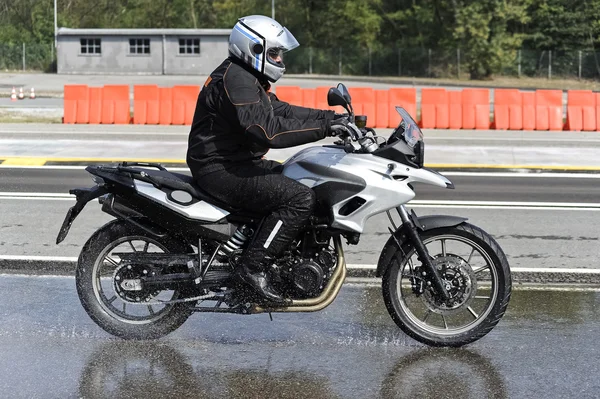 Motociclista en carretera —  Fotos de Stock