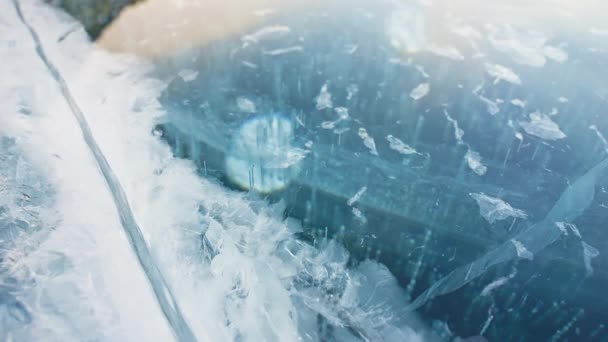 Fehér fagy jelenik meg a kék jég felszínén, a víz lefagy a tó felett közeli kilátás — Stock videók