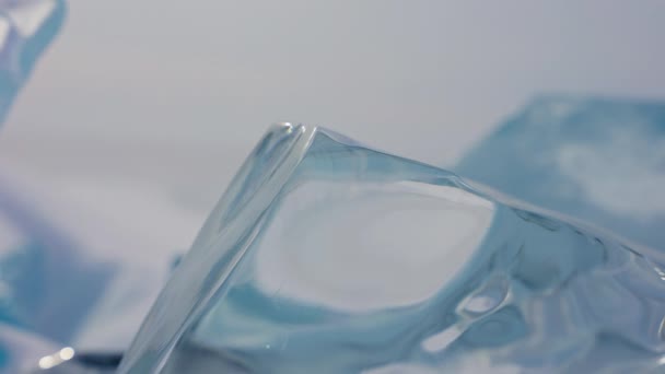 Bloco de gelo cristalino transparente semelhante a vidro natural. Brilhantes de laje glacial. — Vídeo de Stock