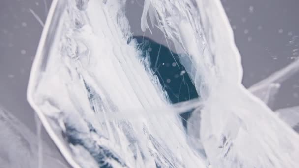 Crăpături albe în interiorul texturii cristaline de gheață limpede. Macro, zoom afară. — Videoclip de stoc