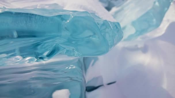 Lastre di ghiaccio blu chiaro come il vetro posa e bagliore di sole. Blocchi glaciali congelati. — Video Stock