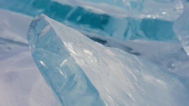 Pırıl pırıl mavi buz yığını uzanıyor ve gün ışığında parlıyor. Derin dondurulmuş bloklar.