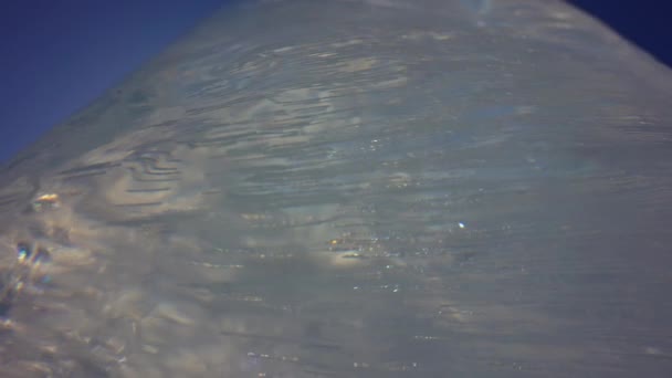 Солнечный свет мерцает на польской глазури поверхности льда, радужные лучи — стоковое видео