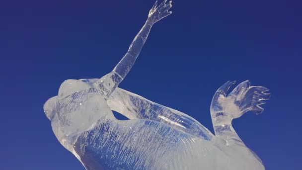 Escultura de hielo de figura congelada con mano en el cielo azul. Obras de arte glaciales. — Vídeos de Stock