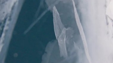 Derin, berrak buzun içindeki beyaz çatlaklar. Detaylı buzul dokusu. Çok yakın çekim..