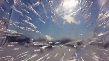 Şeffaf kristal kalınlığındaki buzulların arasından mavi gökyüzüne, güneş ışınlarına bak.