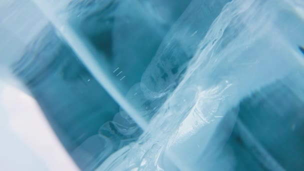 Glad helder blauw ijsoppervlak. Close-up gedetailleerde tracking shoot. — Stockvideo