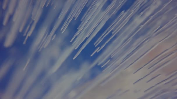 Extremo primer plano, transparente cubo de hielo azul claro. Textura de carámbano congelado. Macro. — Vídeo de stock