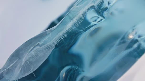 Liscio lastra di ghiaccio blu smaltato lucido. Superficie glaciale dettagliata, tracking shoot. — Video Stock