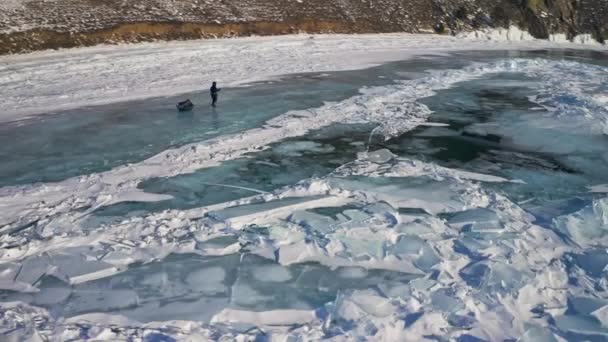 Vuelo en círculo aéreo. Trekking con perro de trineo. Lago congelado. Humildes de hielo nevado — Vídeo de stock