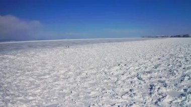 Gökyüzü dairesi manzarası, tek başına turist geniş karlı hummock tarlasına gelir.