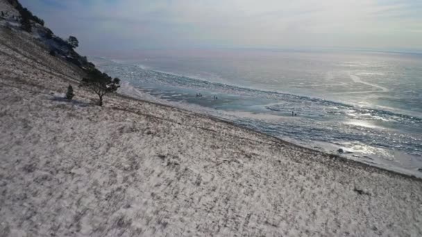 空中パノラマ。無限の凍結湖で海岸線。洗練された氷を横断するトレッキング — ストック動画