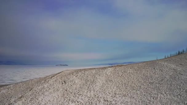 Panorama aéreo. Montaña de nieve, costa de hielo. Paisajes helados de invierno, sol frío — Vídeo de stock