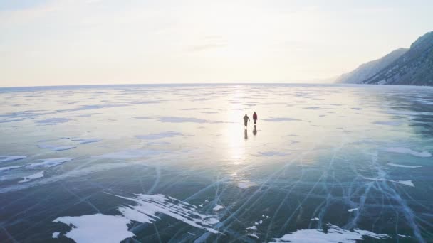Hava manzarası. Pürüzsüz donmuş gölde buz pateni. Turist doğal paten sahasında süzülüyor — Stok video