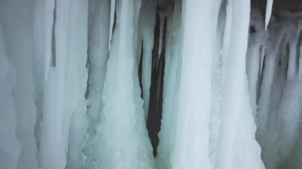 Duże białe zamrożone słupy lodowe, sople, stalaktyty, stalagmity, stalagnaty — Wideo stockowe