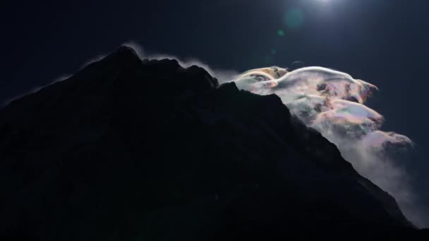 Dramatischer Zeitrahmen. Schillerndes Wolken-Chaos auf düsterem Gipfel. Ausstrahlung der Luft — Stockvideo