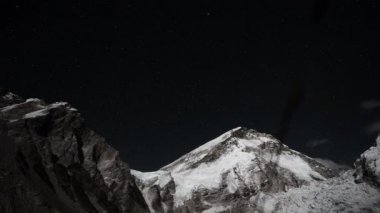 Harika bir zaman dilimi. Büyük kar zirvesini kaplayan karanlık bir gölge. Yükseklerde gece gelir