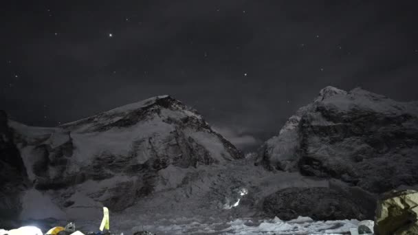Fantastique timelapse. Alpinistes lumières se déplacent vers le haut sur la pente glaciaire sous le ciel étoilé — Video