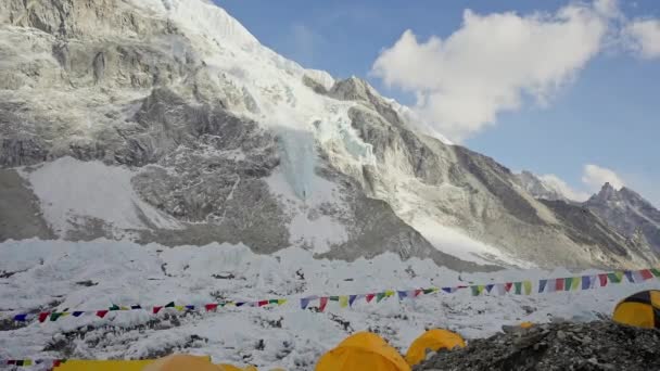 Vivienda extrema en el glaciar Khumbu. Tiendas de campaña en el campamento base del Everest en las tierras altas de nieve — Vídeo de stock
