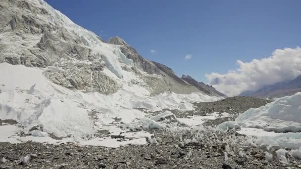 Neve nas terras altas ao sol. Panorama em torno do Everest Base Camp. Geleira Khumbu. — Vídeo de Stock