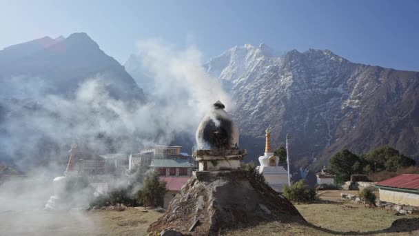 산 이 진동하는 사원. 상투적 벽난로. 흡연은 공기중에 퍼진다 — 비디오