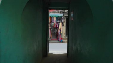 KATHMANDU, NEPAL - CIRCA, 2021: Sevimli küçük Katmandu caddesinde günlük yaşam 