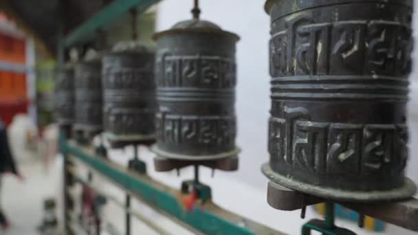 Egy sor buddhista imadobok forognak a Kathmandu utcában, rithual áldott kerekek — Stock videók