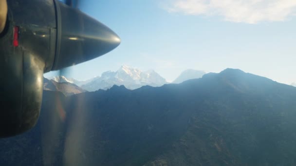 Vliegen in een vliegtuig boven het Himalaya gebergte. Cirkel propeller buiten — Stockvideo