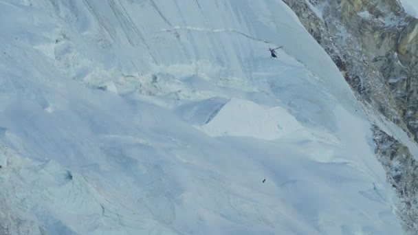 素晴らしい氷河のパノラマ。山での命を救うヘリコプター — ストック動画