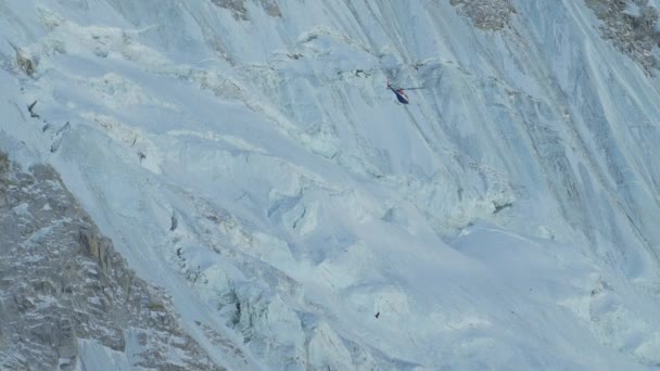 Enorme panorama glaciar congelado. Helicóptero de rescate en misión de salvamento en montañas — Vídeo de stock
