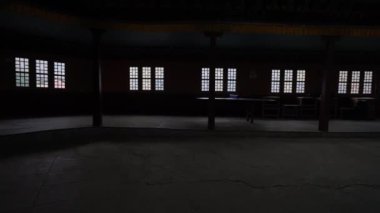 Karanlık salonda beş pencereli kimse yok. Gerçek bir Budist manastırı.