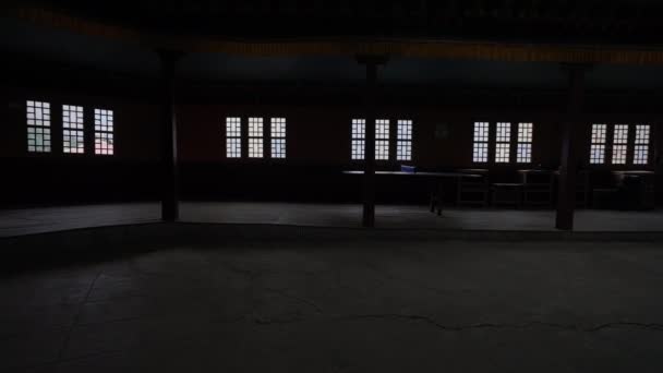 No hay gente dentro del pasillo oscuro con cinco ventanas. Real budista monasterio interior — Vídeos de Stock