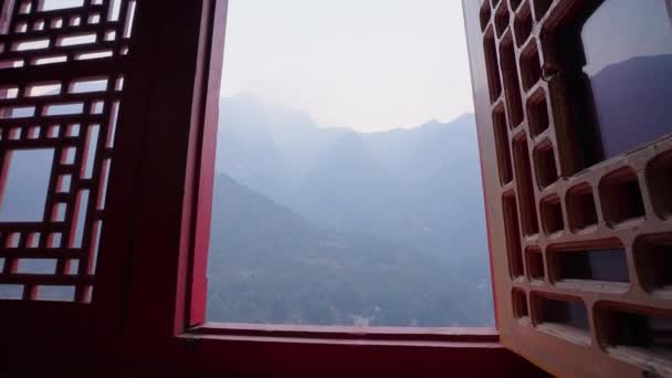 Дивовижні гори в блакитному тумані, панорама з відкритого вікна в буддійському монастирі — стокове відео