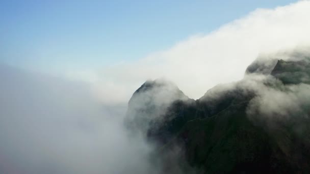 Voando sobre nuvens brancas acima das colinas na costa do mar revela uma ilha no horizonte — Vídeo de Stock