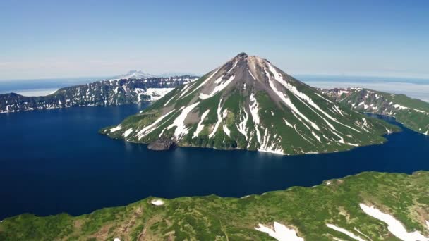 Pintoresco panorama aéreo. Pendientes verdes y blancas del volcán, agua azul alrededor — Vídeo de stock