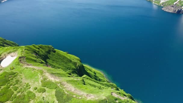 Panorama aéreo. Vuelo de drones por encima de la bahía de agua azul, colinas verdes salvajes — Vídeos de Stock