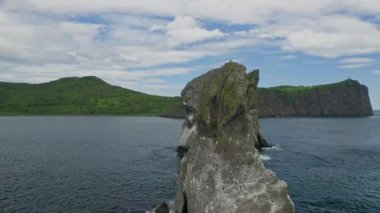 Hava sahili manzarası. Devasa kayaların etrafında daireler çizerek uçmak.