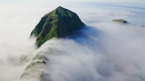 멋진 공중 파노라마. 높은 녹색 산등성 이 주위에 짙은 흰 구름으로 덮여 있다 — 비디오
