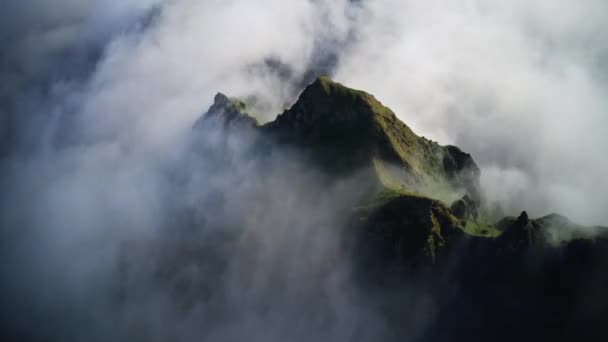 끝내 주는 타이밍 이 군. 흰 구름 이 녹색 봉우리 가장자리 위로 흐른다. 공중 파노라마 — 비디오