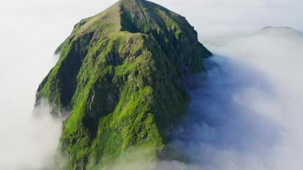 Impresionante vuelo sobre colinas verdes cubiertas de densas nubes blancas — Vídeo de stock