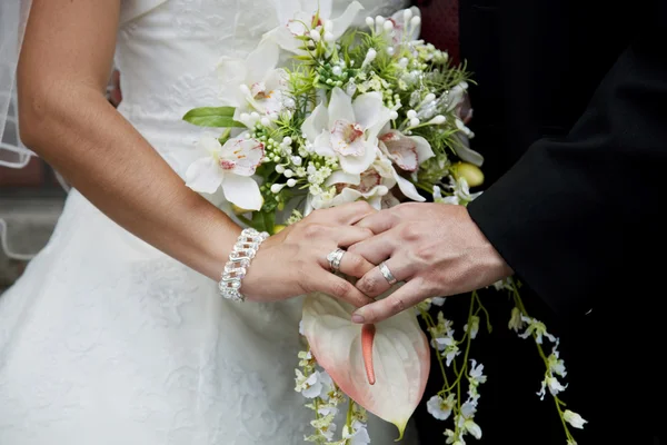 Tenant bouquet nuptial — Photo