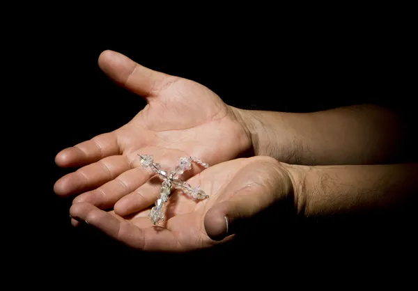 Hände mit Rosenkranz — Stockfoto