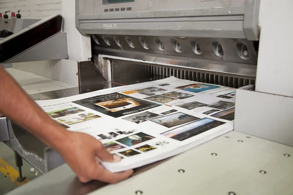 Blad getrokken uit drukpers — Stockfoto