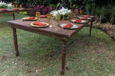 Bahçede sosyal etkinliklere ya da sivil düğünlere konuk ağırlama hizmeti veren zarif bir masa..